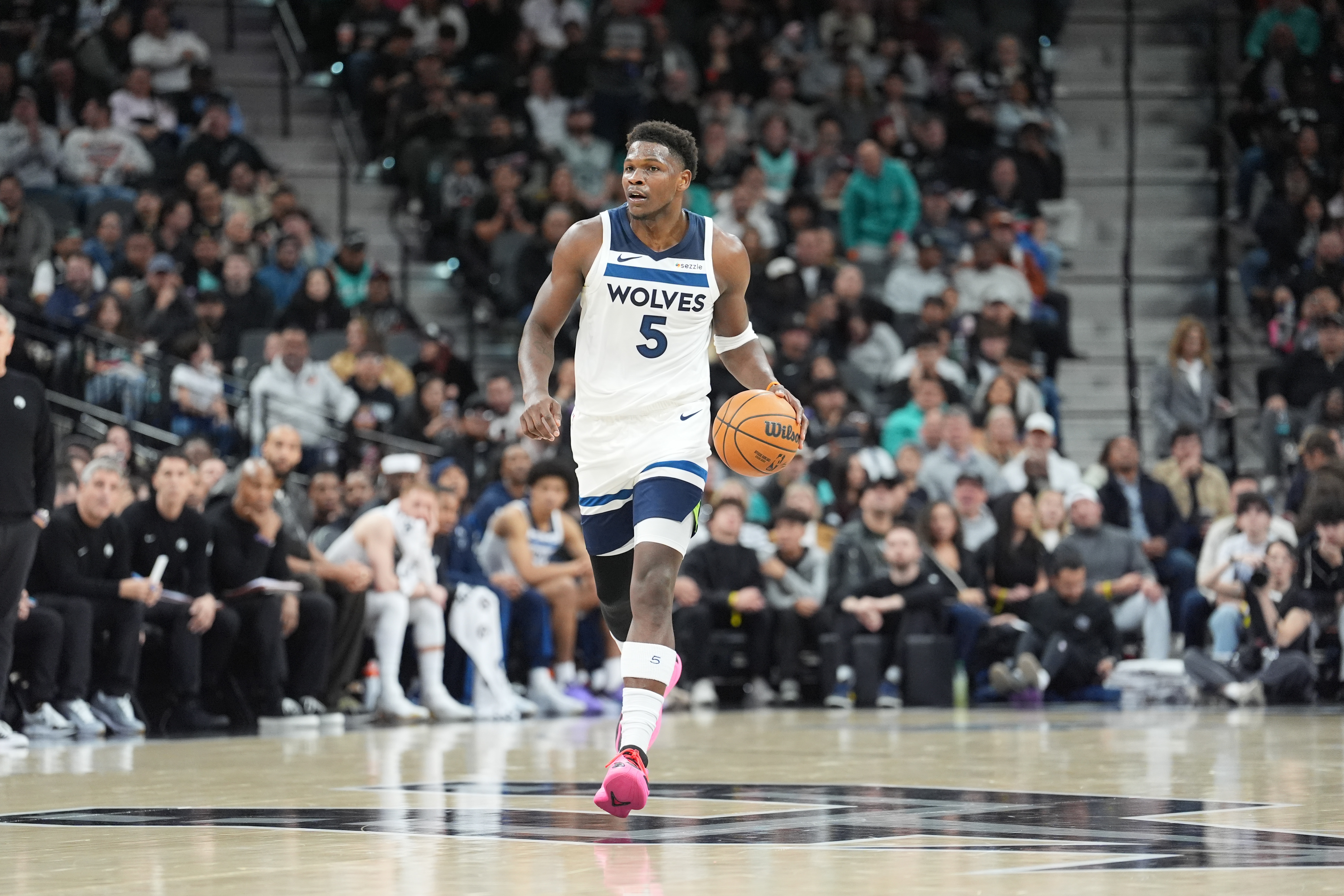 开云-绝平三分失手！爱德华兹25投仅9中拿到20分6板 三分8中1